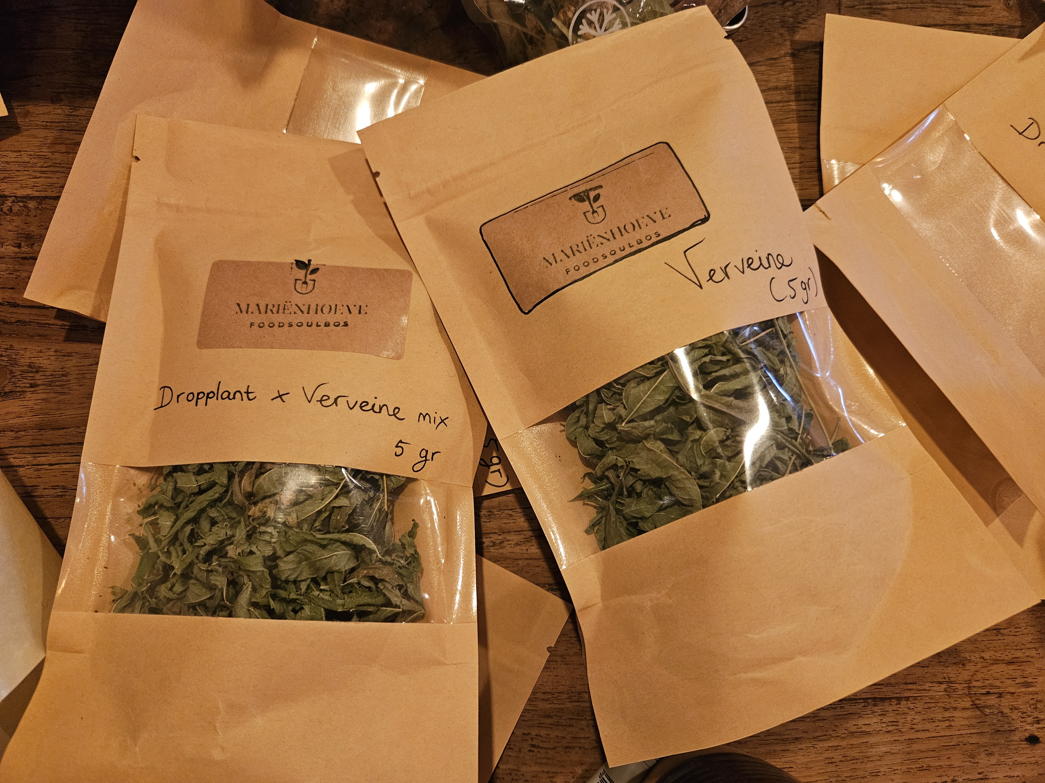 De medicinale kruidentuin met lavendel en salie