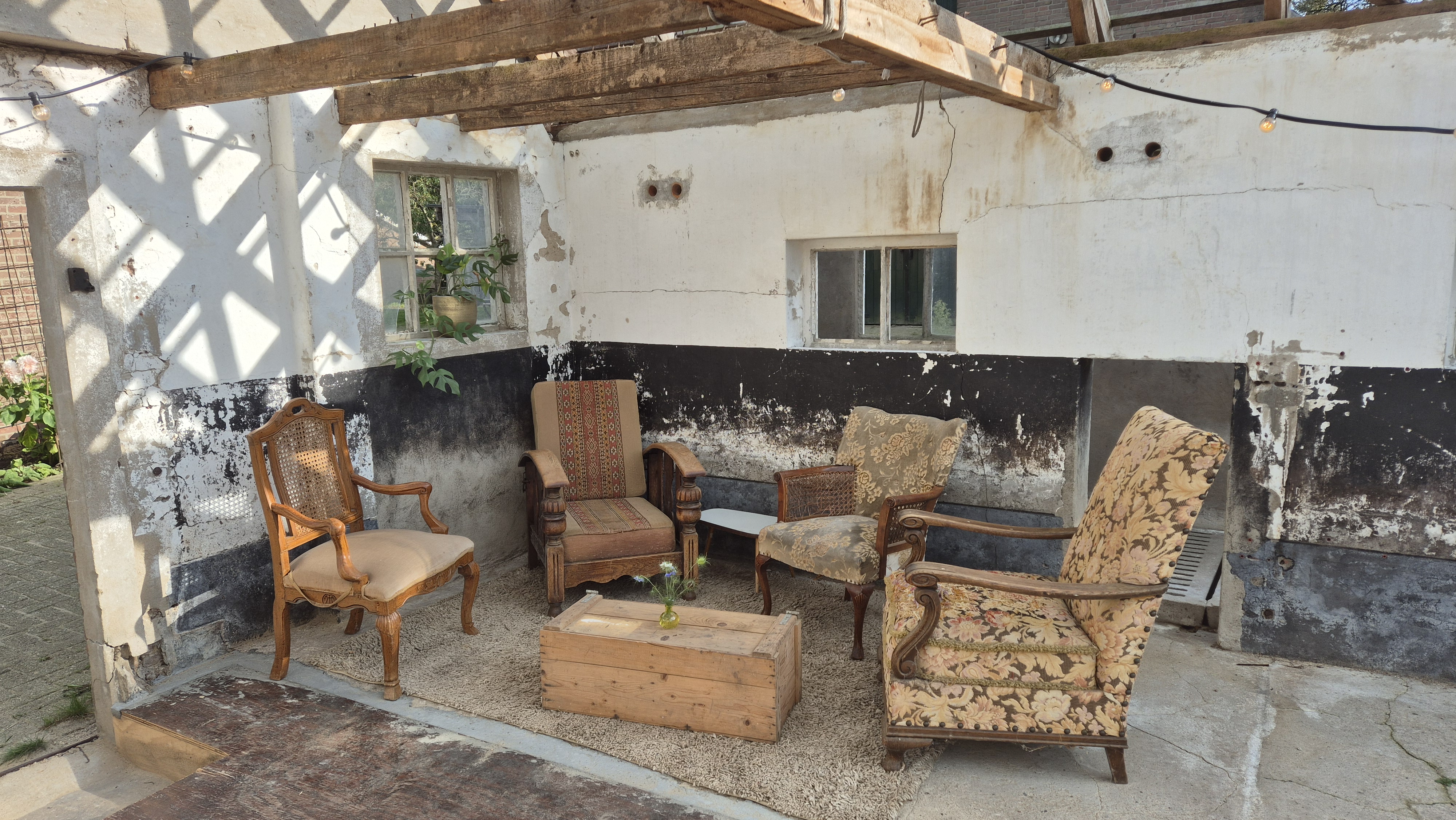 De erfzone met pizza-kas